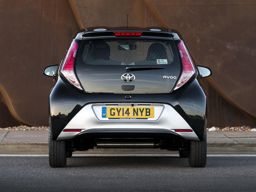  Toyota Aygo x-clusiv 5-Door 2014 года  (UK) (фото 3 из 15)